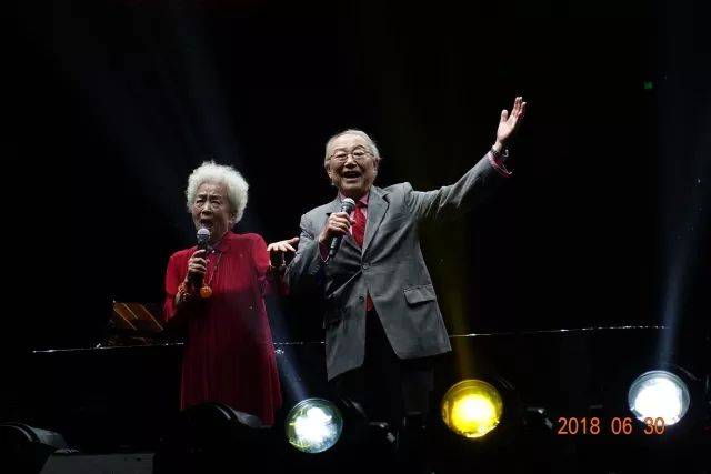 歌聲悠揚(yáng)，唱出時(shí)代記憶，琴聲悅耳，奏響希望樂(lè)章 <br> 2018“我愛(ài)你中國(guó)?紀(jì)念改革開(kāi)放40周年”經(jīng)典歌曲上海演唱會(huì)圓滿(mǎn)落幕