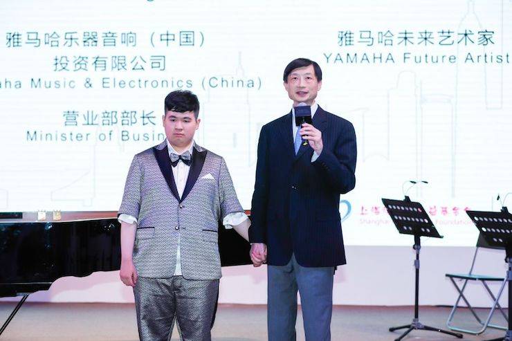 ?？地惔壬苹? />

		<p>
			“音樂是最不需要翻譯的語言。音樂的美不僅能提升我們的精神境界，更能讓不同文化的人們相互溝通。‘星星’的世界我們不甚了解，但音樂幫我們架起了溝通的橋梁。劉明康的音樂讓我們看到了他童話般的世界，更讓我們看到了‘星星的孩子’的才華。今晚，讓劉明康將再一次用自己的琴聲響徹黃埔江畔，感動上海。”劉朋部長說道。
		</p>

		<div   id=
