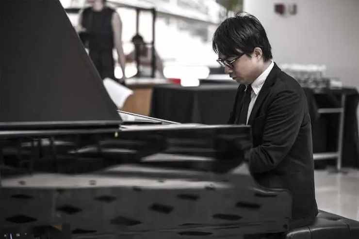 宋思衡的“宅抗疫” | 挑戰主播、籌集口罩、閉關作曲,這位取消了20場演出的鋼琴家原來這么忙!