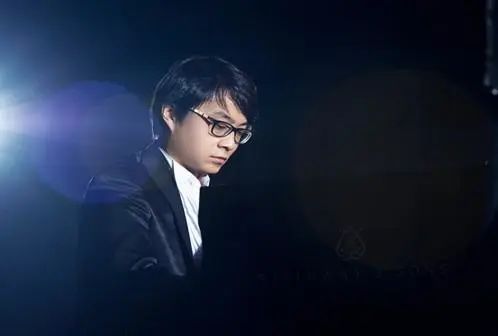 宋思衡的“宅抗疫” | 挑戰主播、籌集口罩、閉關作曲,這位取消了20場演出的鋼琴家原來這么忙!